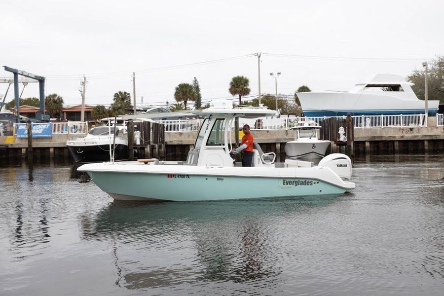 2023 Everglades 235 Center Console