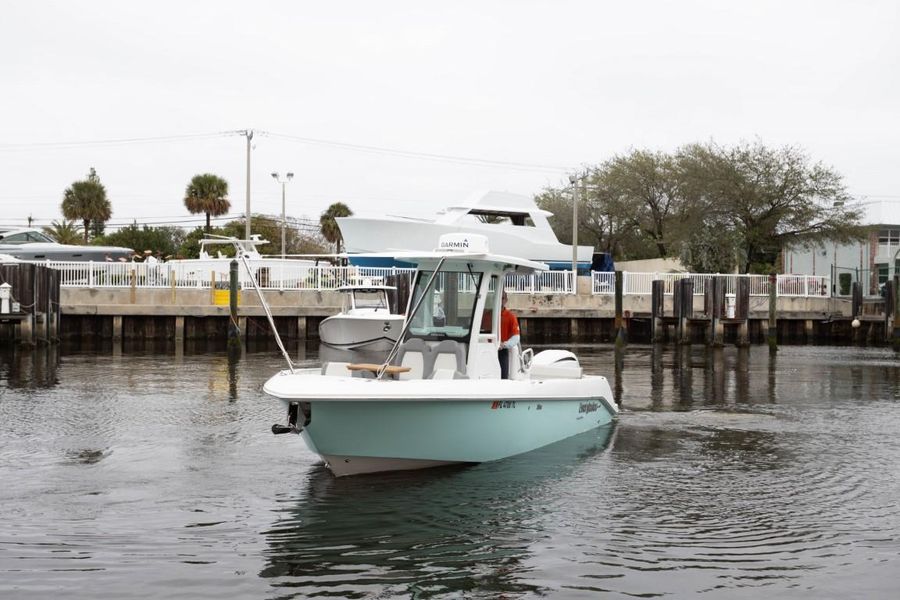 2023 Everglades 235 Center Console