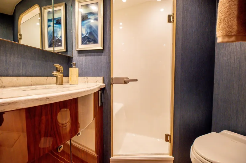 Absolut Yacht Photos Pics Viking 58 ABSOLUT - Master Head