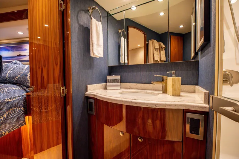 Absolut Yacht Photos Pics Viking 58 ABSOLUT - Master Head