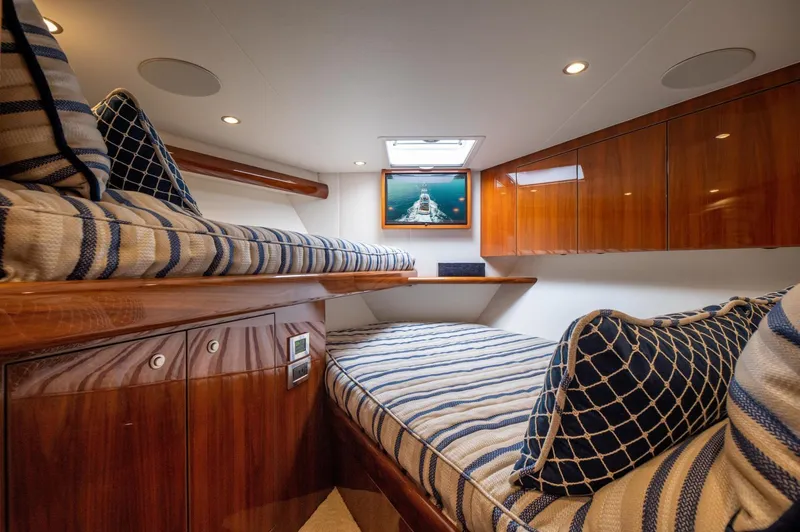 Absolut Yacht Photos Pics Viking 58 ABSOLUT - Forward Stateroom Berths