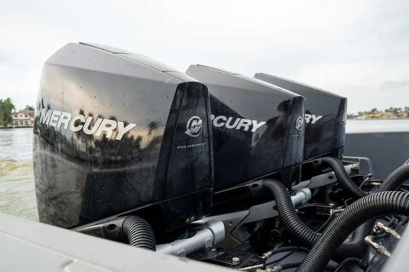Di Blue Yacht Photos Pics Triple Mercury outboard engines on a 2022 Cruisers Yachts 38 GLS.