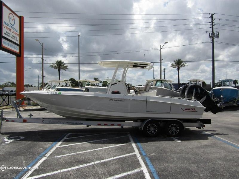 2017 Boston Whaler 270 Dauntless