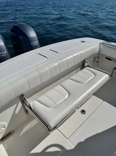  Yacht Photos Pics 2015 Regulator 25 boat with Yamaha 200 engines, featuring a white cushioned seat.