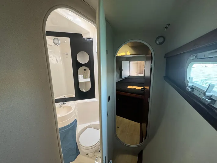 Loki Yacht Photos Pics Interior of 1995 Fountaine Pajot Venezia 42 yacht, featuring bathroom and cabin.