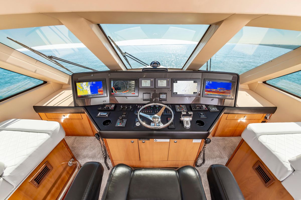 2008 Hatteras 64 