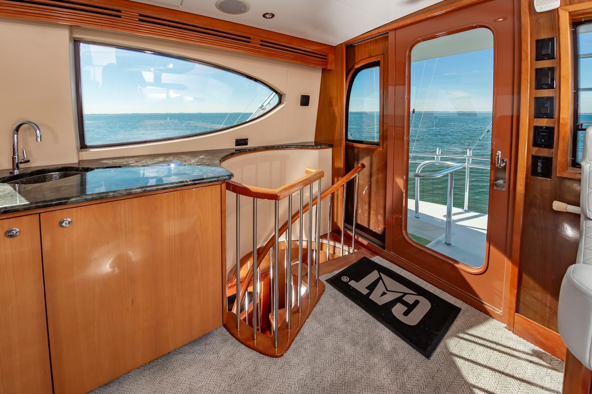 2008 Hatteras 64 