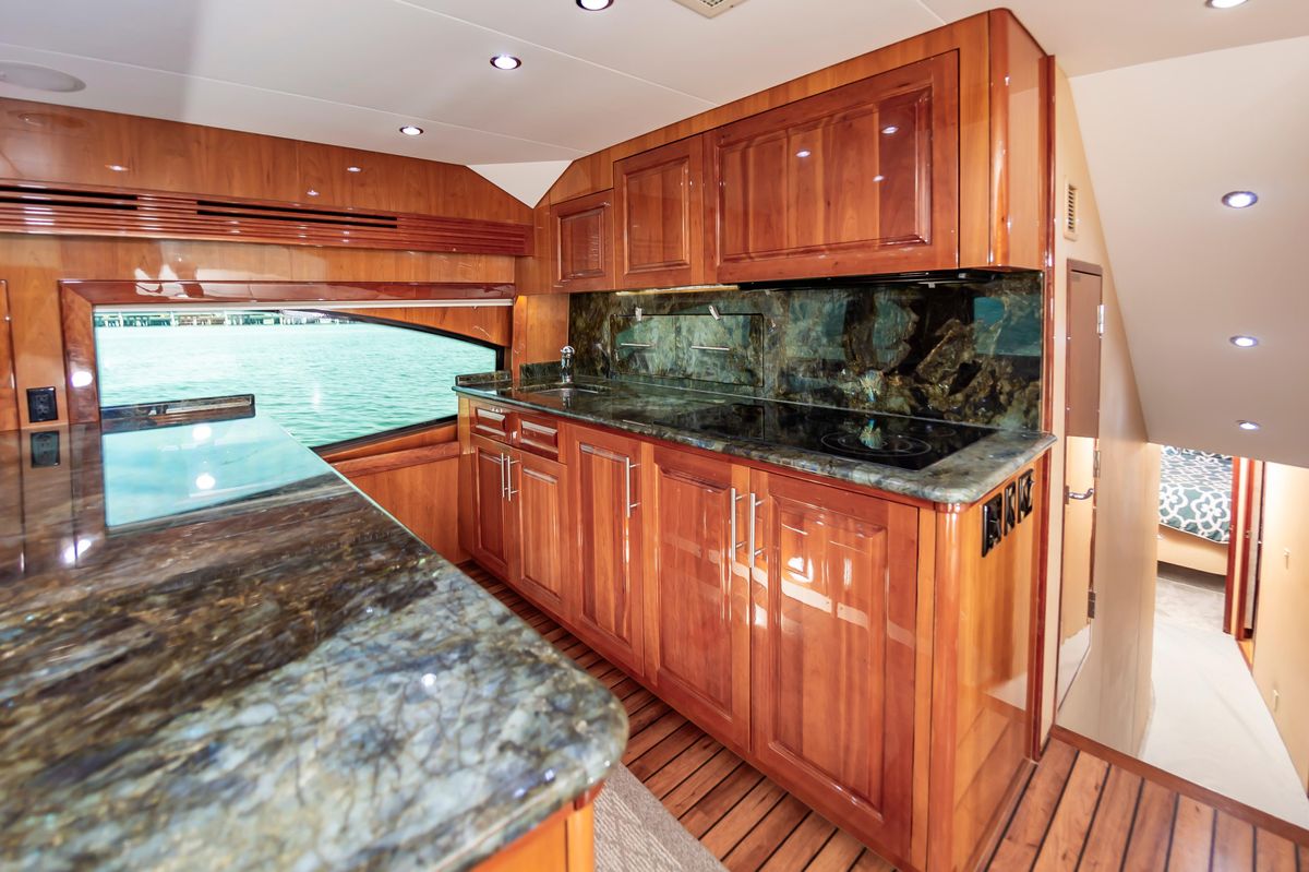 2008 Hatteras 64 