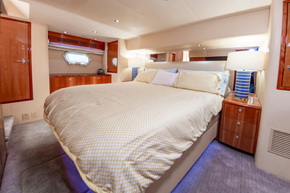 2008 Hatteras 64 