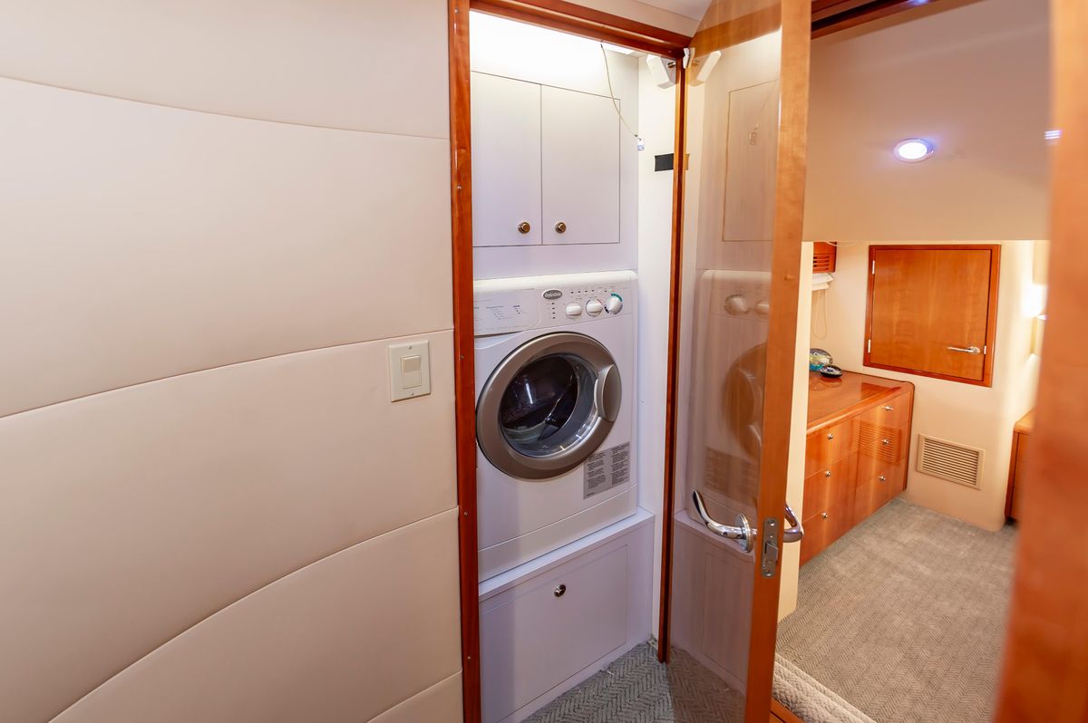 2008 Hatteras 64 