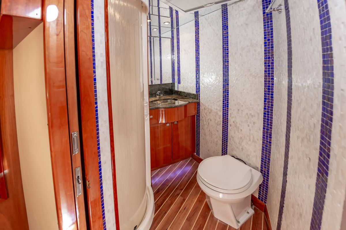 2008 Hatteras 64 