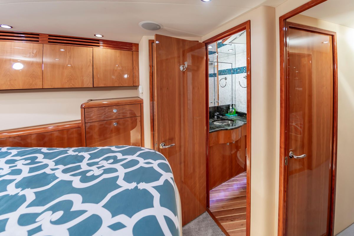 2008 Hatteras 64 