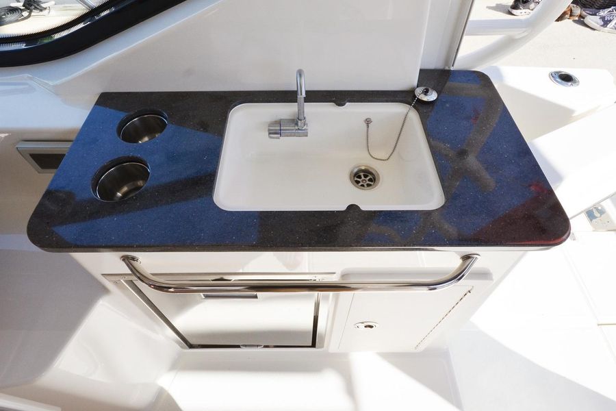 2021 Boston Whaler 325 Conquest