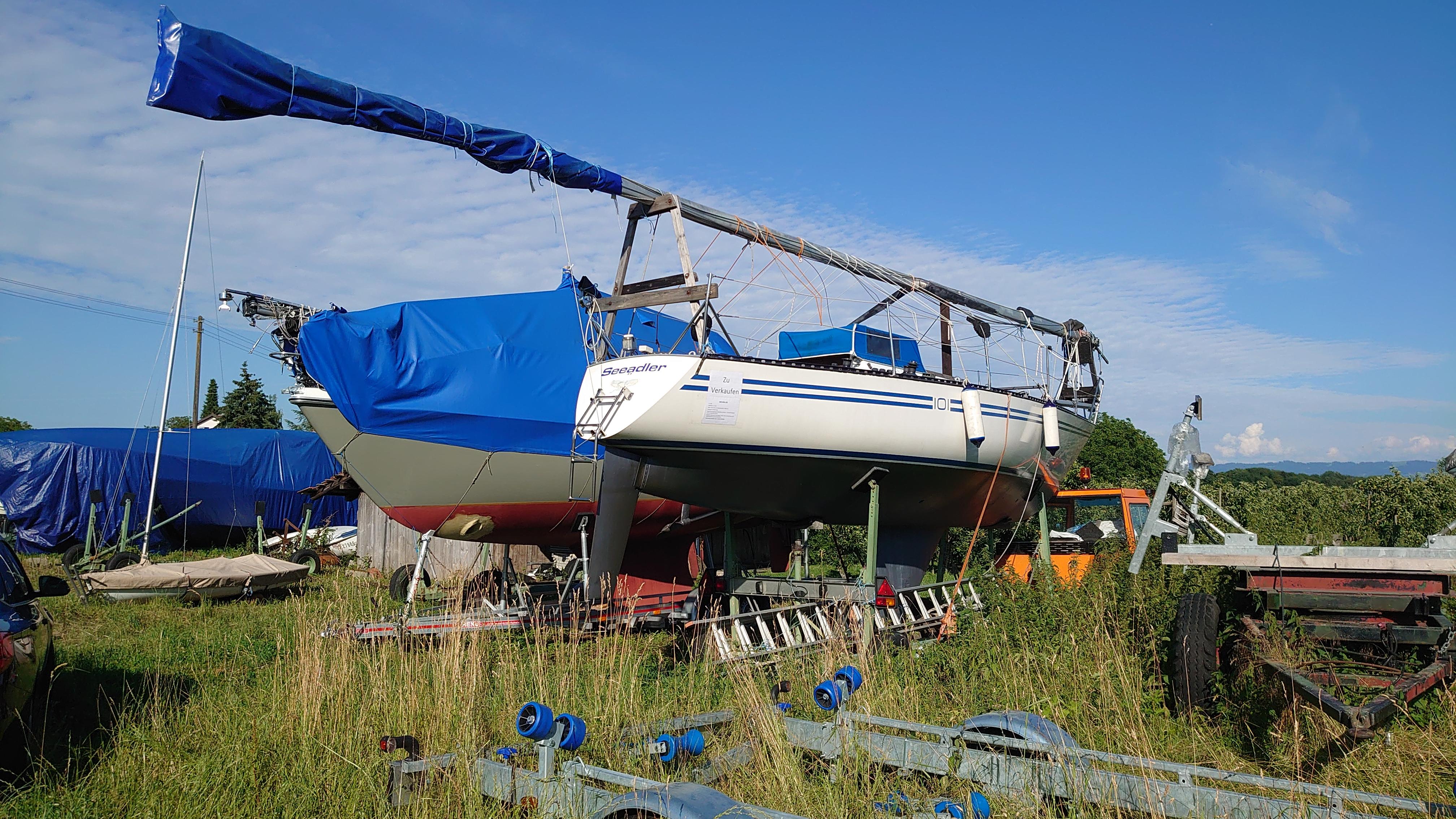 kleine segelboote mit kajüte