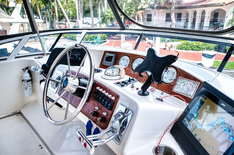 Turn The Paige Yacht Photos Pics 2003 Silverton 43 Motor Yacht helm with navigation system.