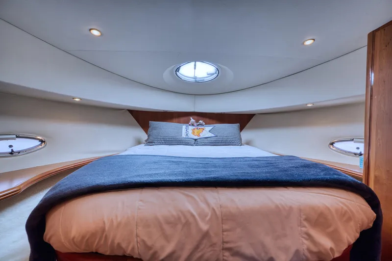 Turn The Paige Yacht Photos Pics Luxurious bedroom in Silverton 43 Motor Yacht, year 2003.