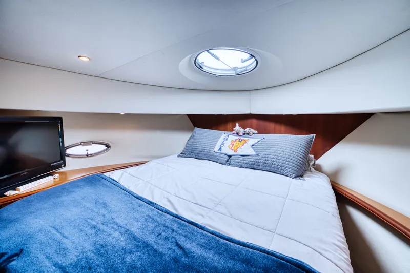 Turn The Paige Yacht Photos Pics Interior of 2003 Silverton 43 Motor Yacht with cozy bedroom.