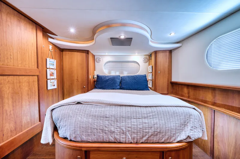 Turn The Paige Yacht Photos Pics Luxurious bedroom in Silverton 43 Motor Yacht, year 2003.