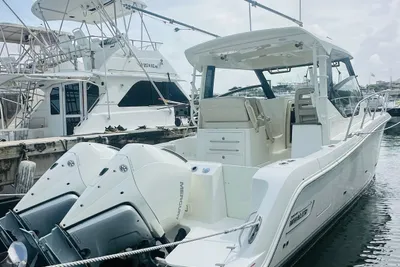 Boston Whaler 325 Conquest