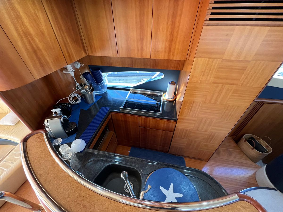 2005 Azimut 65 