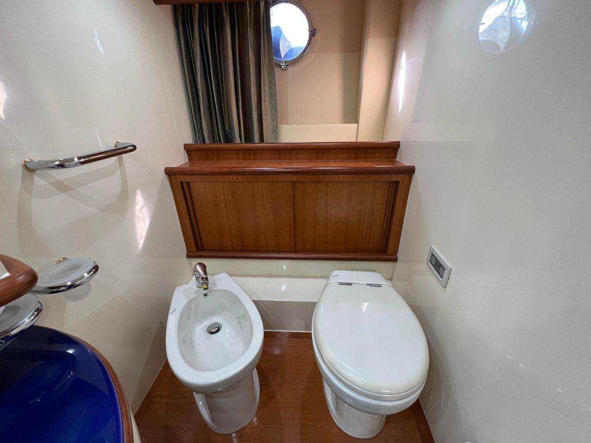 2005 Azimut 65 