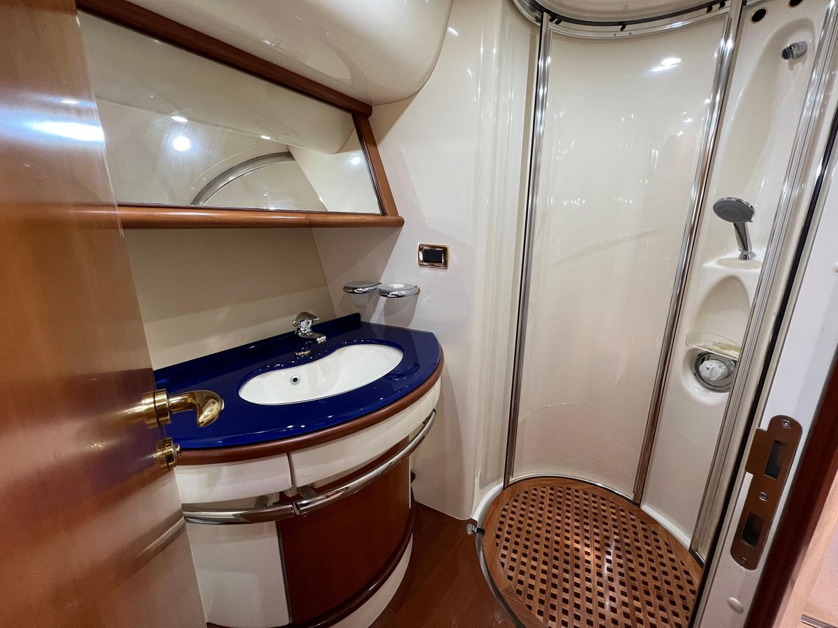 2005 Azimut 65 