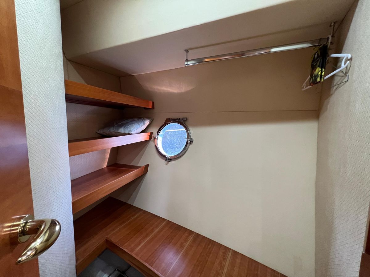 2005 Azimut 65 