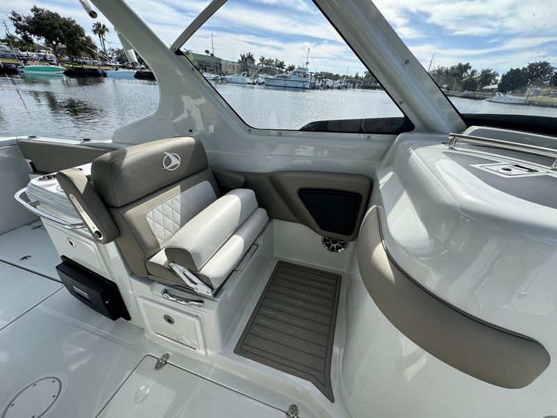 2023 Crownline 280 DC Finseeker