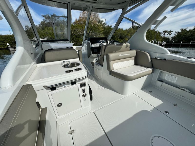 2023 Crownline 280 DC Finseeker