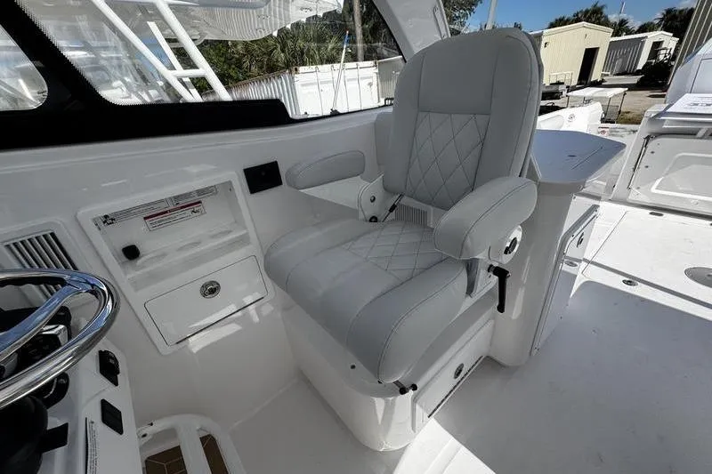  Yacht Photos Pics Luxurious captain's chair in 2026 Southport 33 DC boat cockpit, featuring sleek design and comfort.