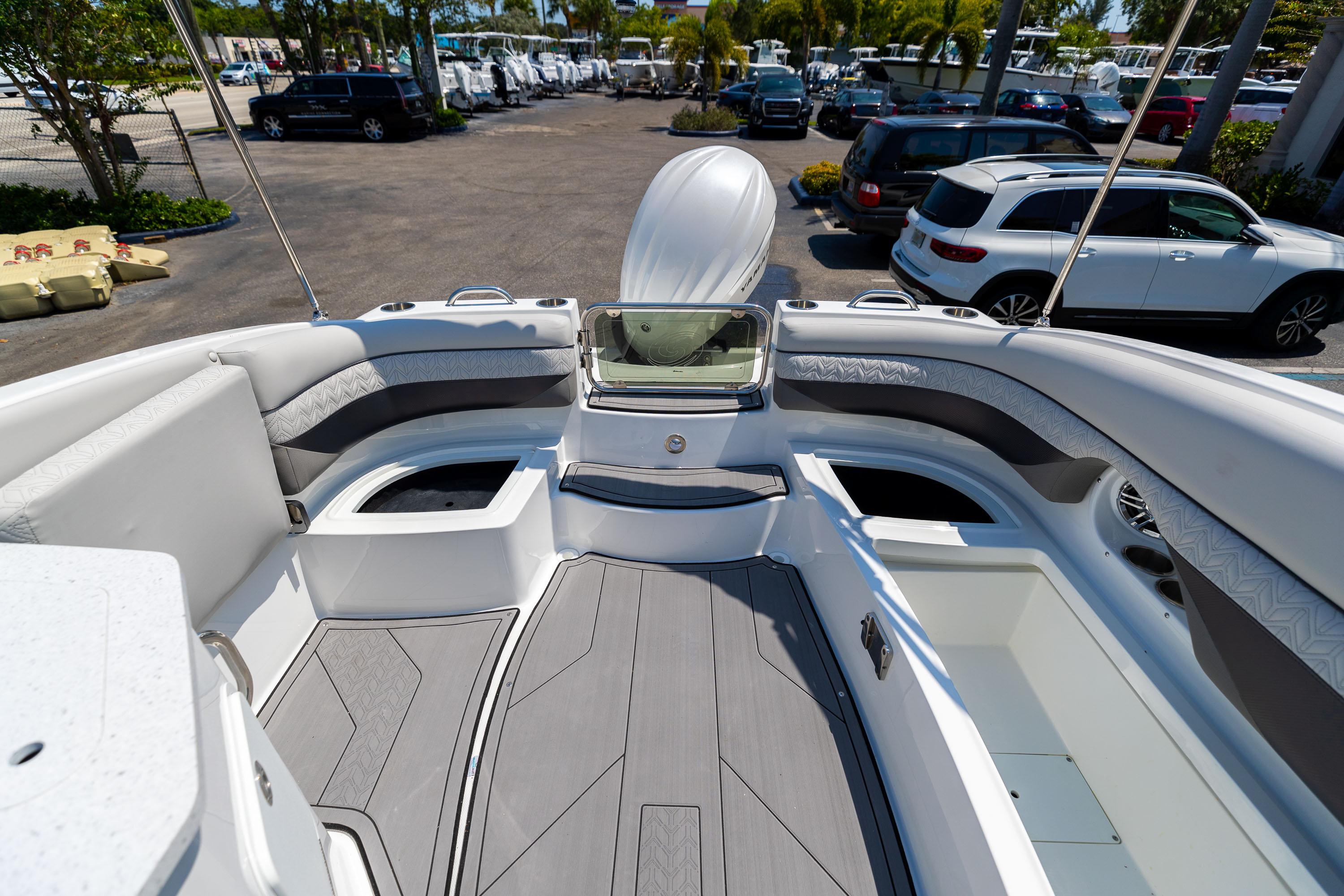 BRAND NEW Hurricane SunDeck 2690: Style, Comfort, Luxury. – Marine