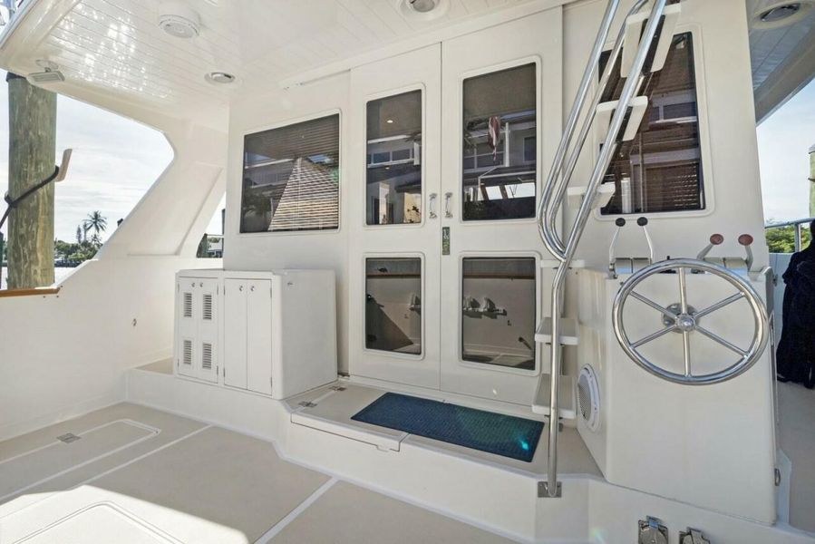 2005 Offshore Yachts Pilothouse