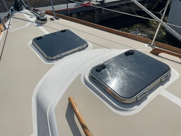 Bell Canto Yacht Photos Pics Deck of 2006 Tartan 3400 sailboat with hatches and winch.