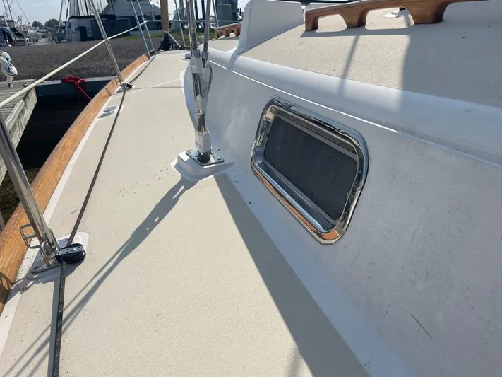 Bell Canto Yacht Photos Pics Deck of 2006 Tartan 3400 sailboat with window and rigging details.