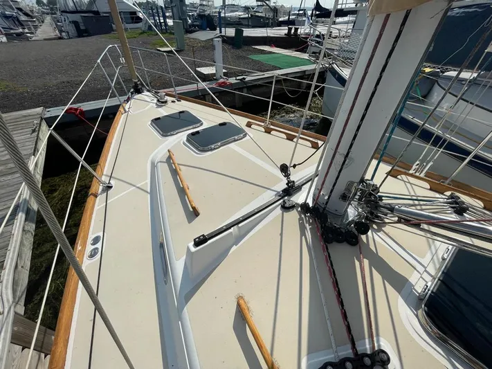 Bell Canto Yacht Photos Pics 2006 Tartan 3400 sailboat deck with rigging and hatches at marina.