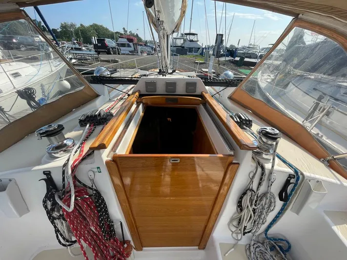 Bell Canto Yacht Photos Pics Cockpit of 2006 Tartan 3400 sailboat with ropes and wooden hatch.