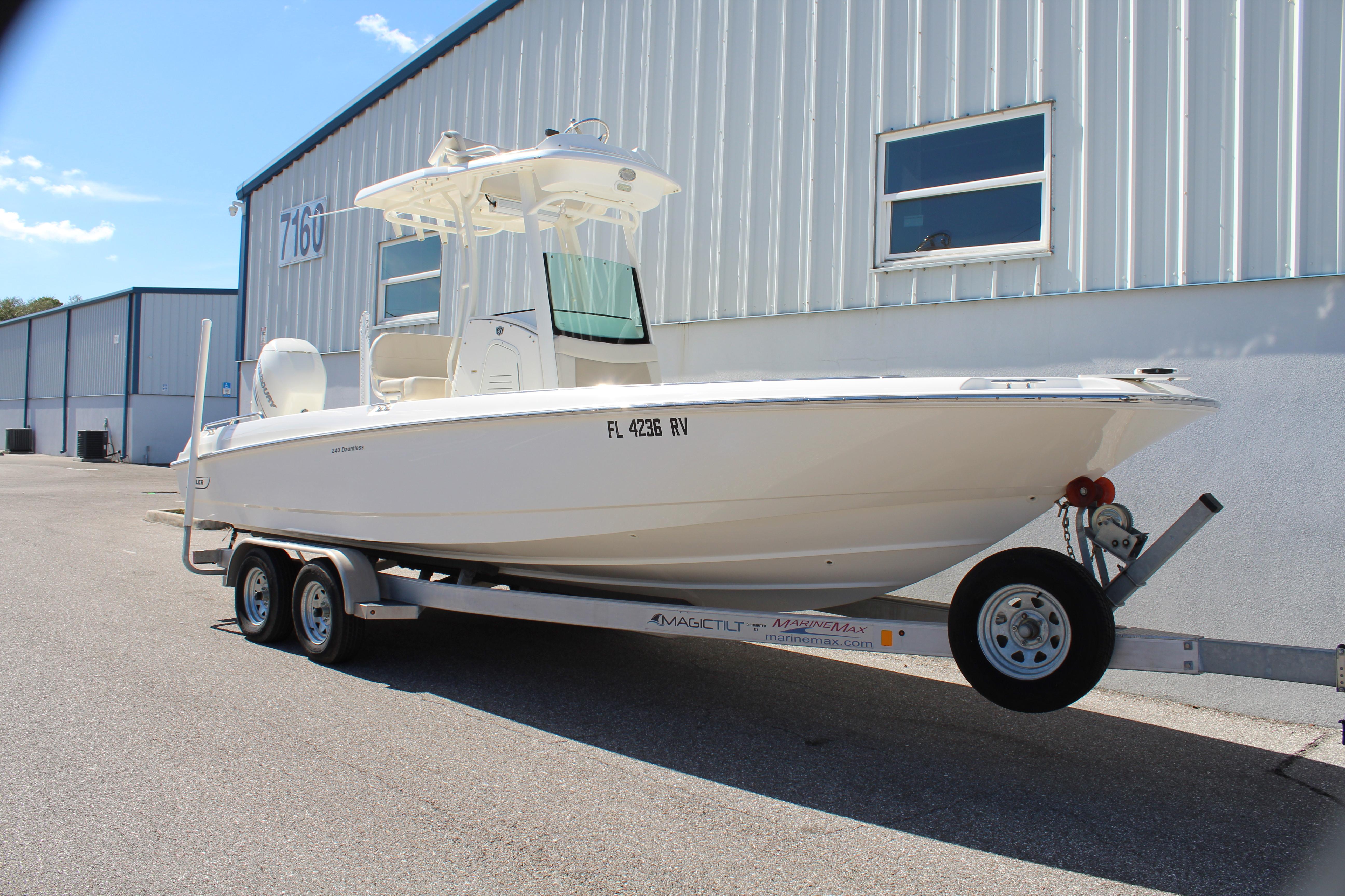 2018 Boston Whaler 240 Dauntless Center Console for sale - YachtWorld