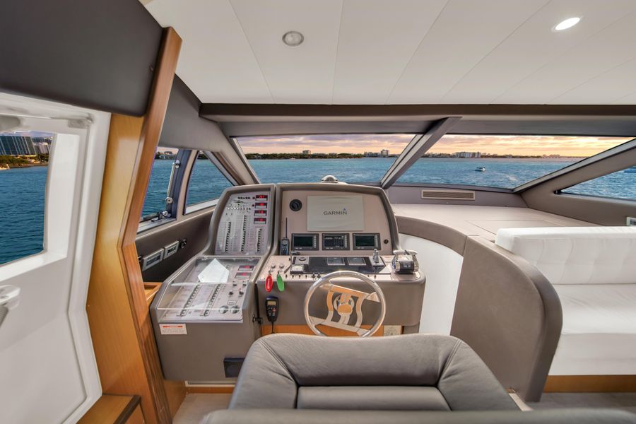 2011 Ferretti Yachts 660