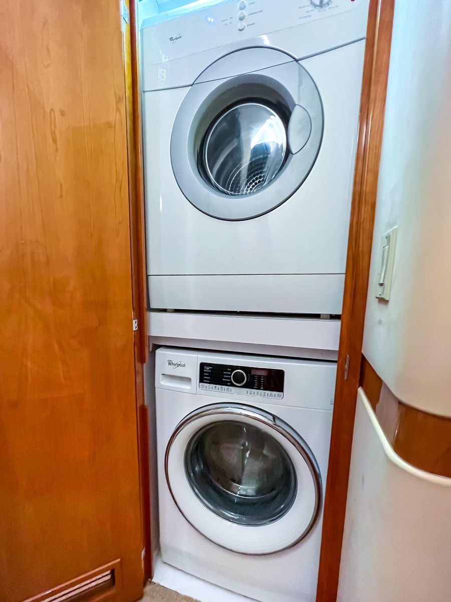 2007 Hatteras 68 