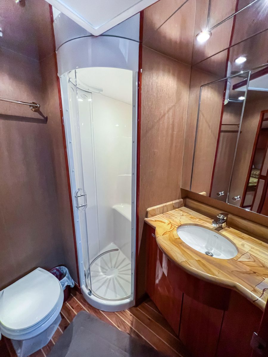 2007 Hatteras 68 