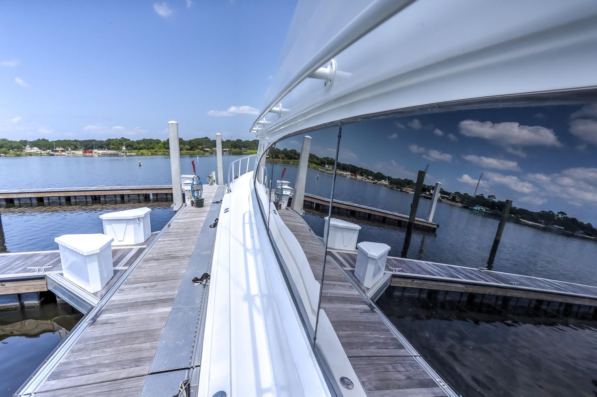 2007 Hatteras 68 