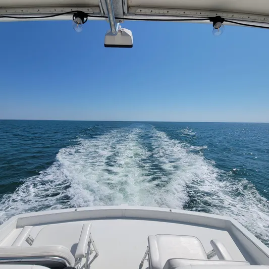  Yacht Photos Pics Navigator 5000 Classic 1997 yacht cruising on open sea under clear blue sky.