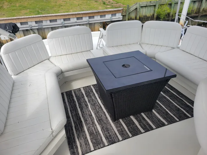  Yacht Photos Pics Spacious seating area on 1997 Navigator 5000 Classic yacht with modern table.