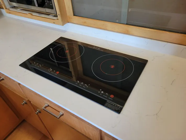  Yacht Photos Pics Modern induction cooktop on a white countertop in a Navigator 5000 Classic, 1997 model.