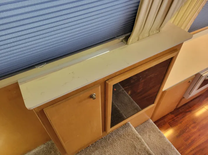  Yacht Photos Pics Interior of 1997 Navigator 5000 Classic with wooden cabinet and blue blinds.