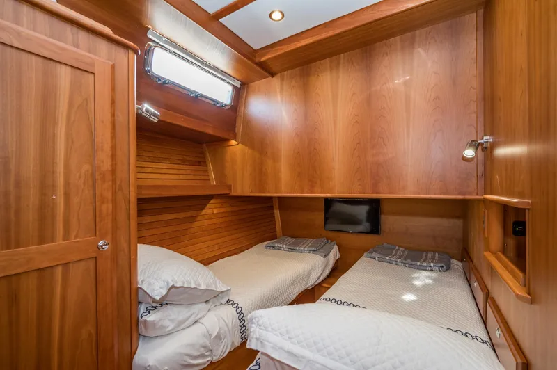 Turning Point Yacht Photos Pics 