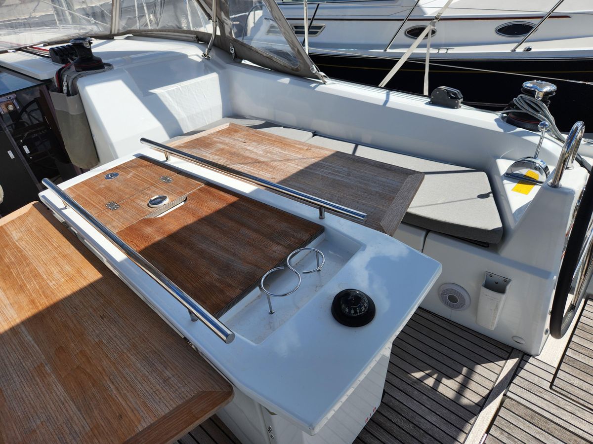 2022 Beneteau 42 