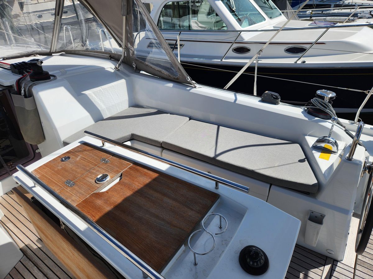 2022 Beneteau 42 