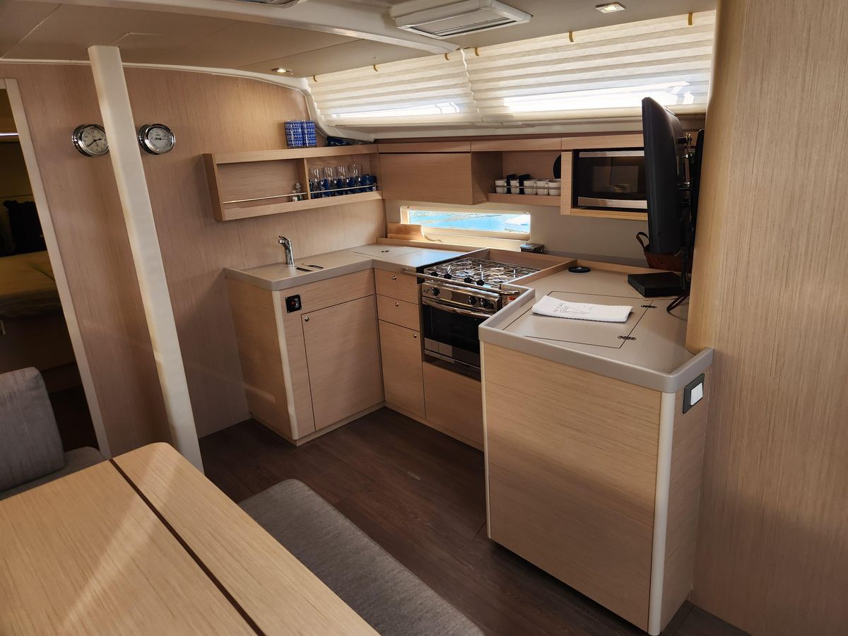 2022 Beneteau 42 