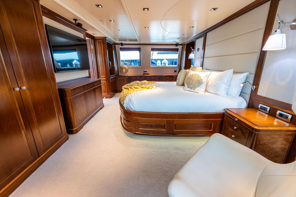 2008 Benetti 120 